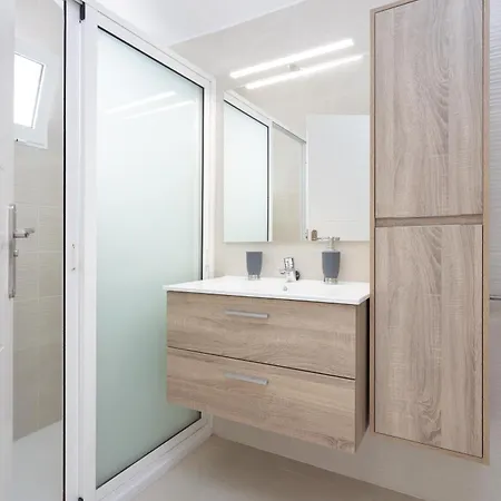 Two 250m From Americas * 美洲海滩